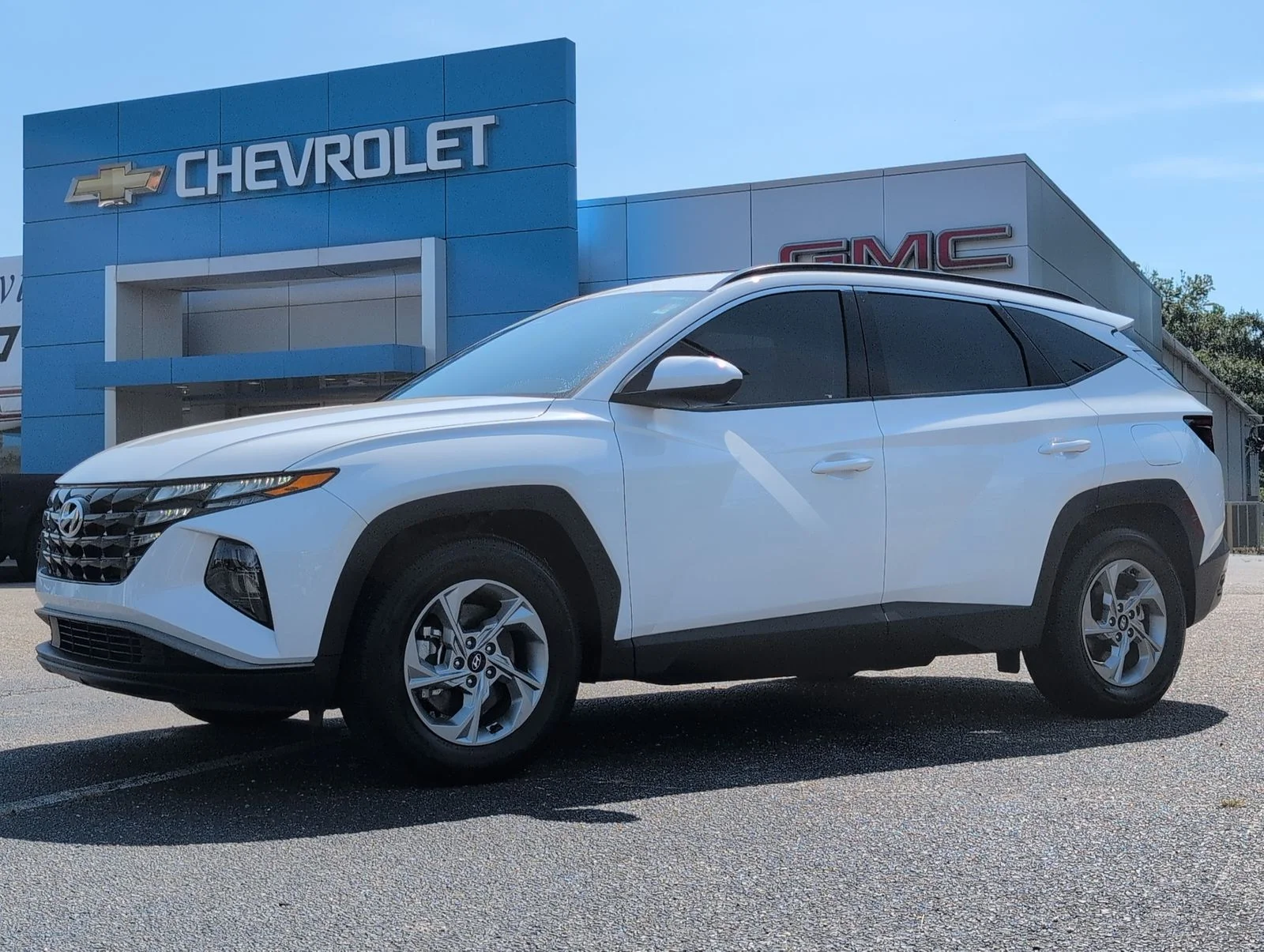 Used 2024 White Hyundai SEL image 1