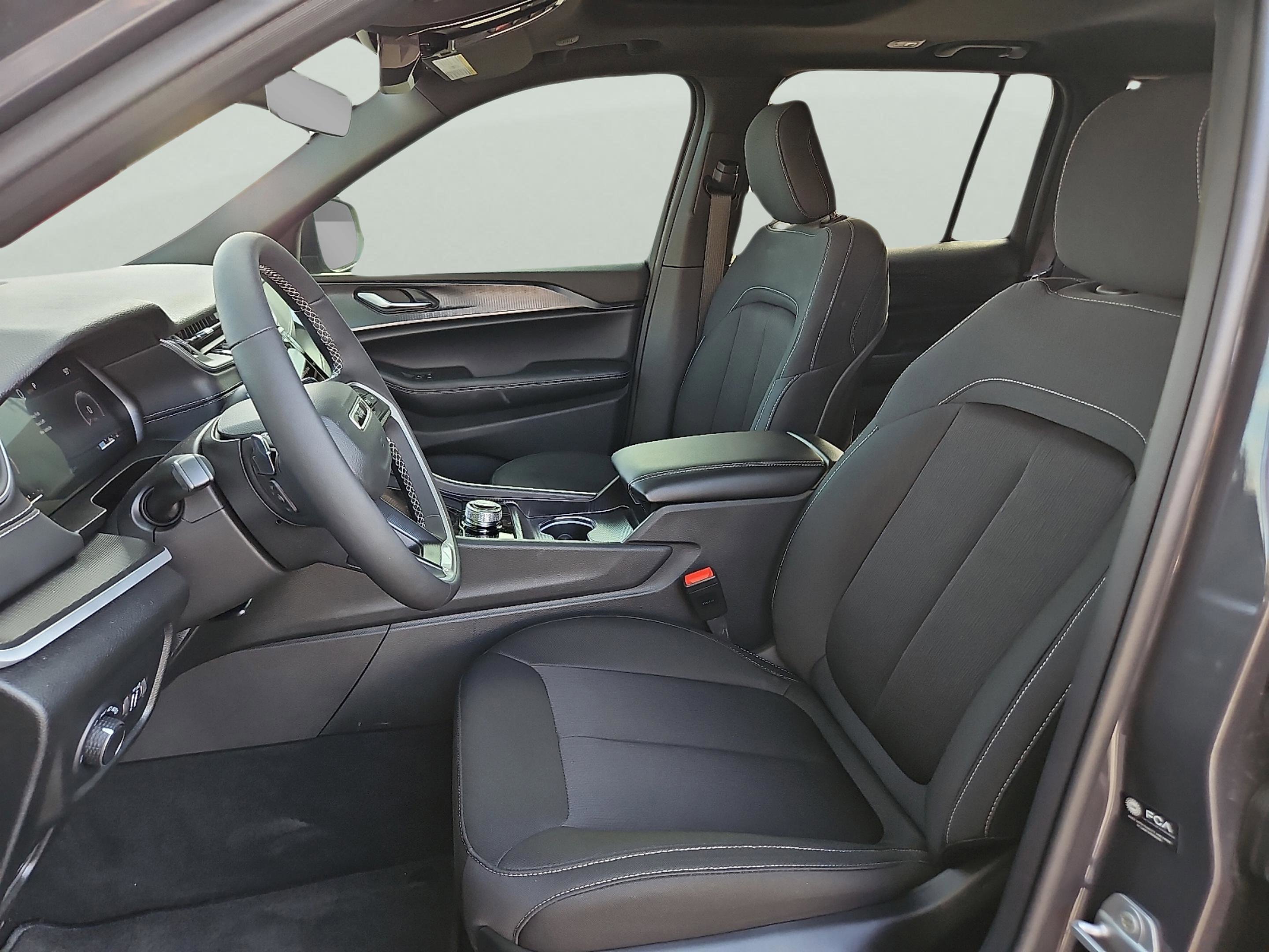 New 2025 Baltic Gray Metallic Clear-Coat Exterior Paint Jeep Laredo X image 9