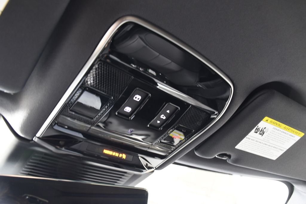New 2026 Ostuni Perl Wh Land Rover SE image 33