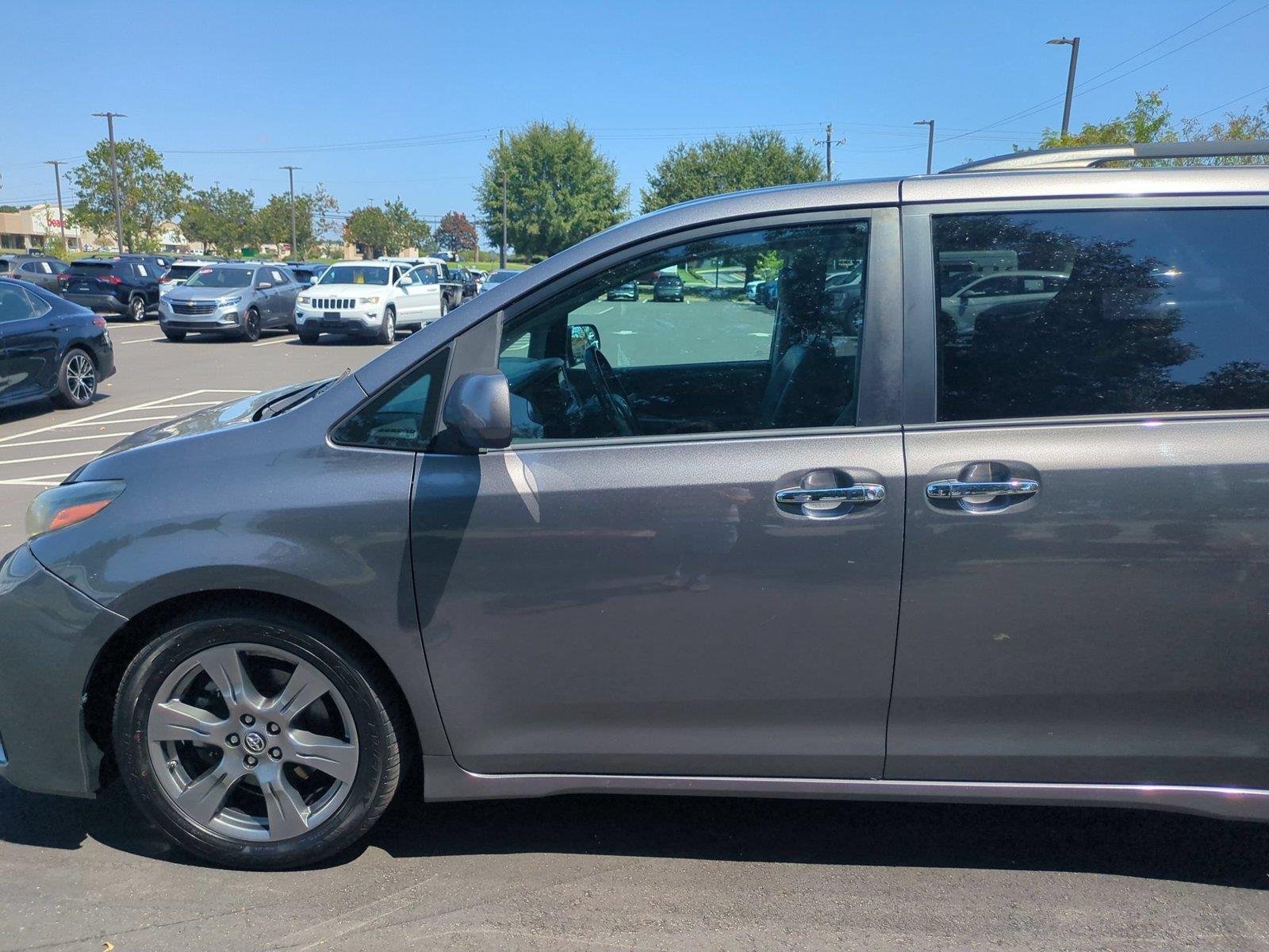 Used 2018  Toyota SE image 15