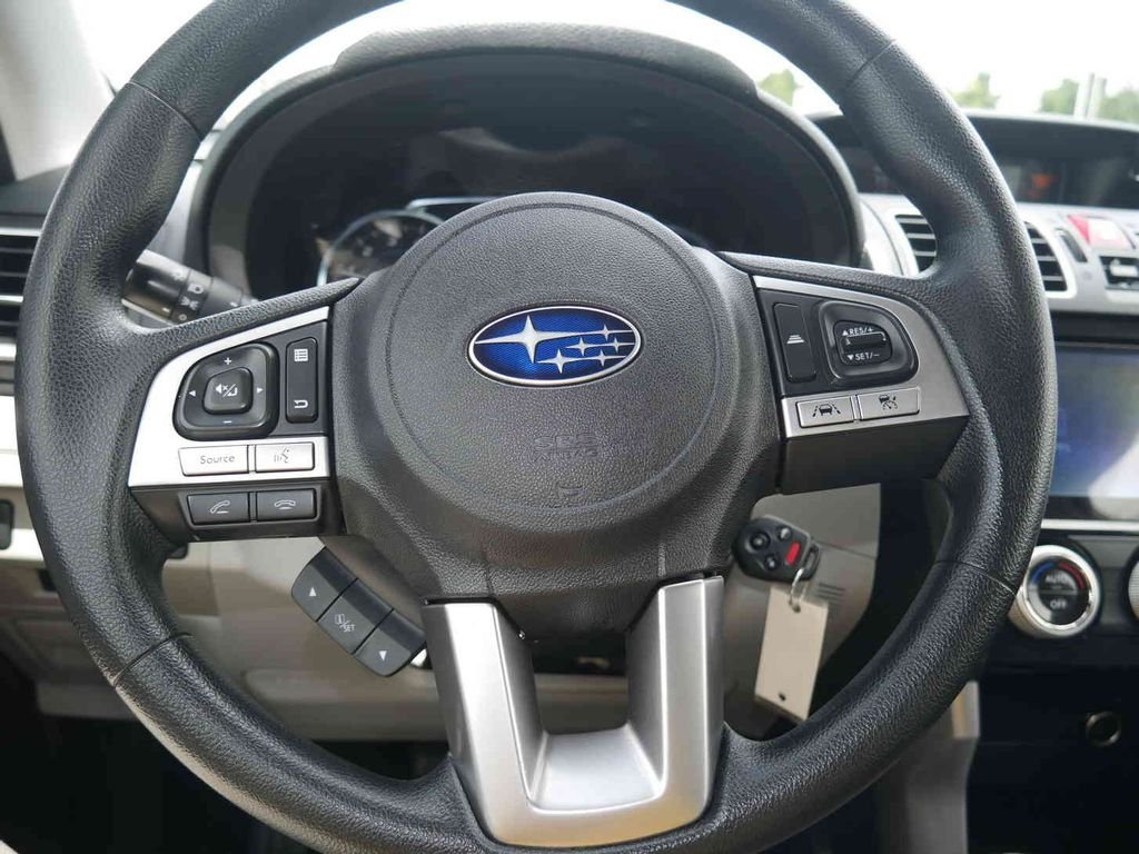 Used 2018 Silver Subaru 2.5i Premium image 32