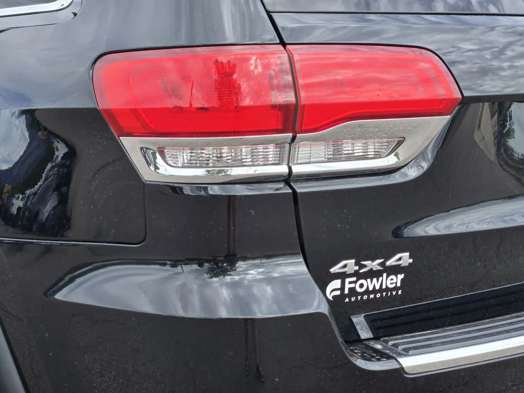 Used 2019 Diamond Black Jeep Limited image 13