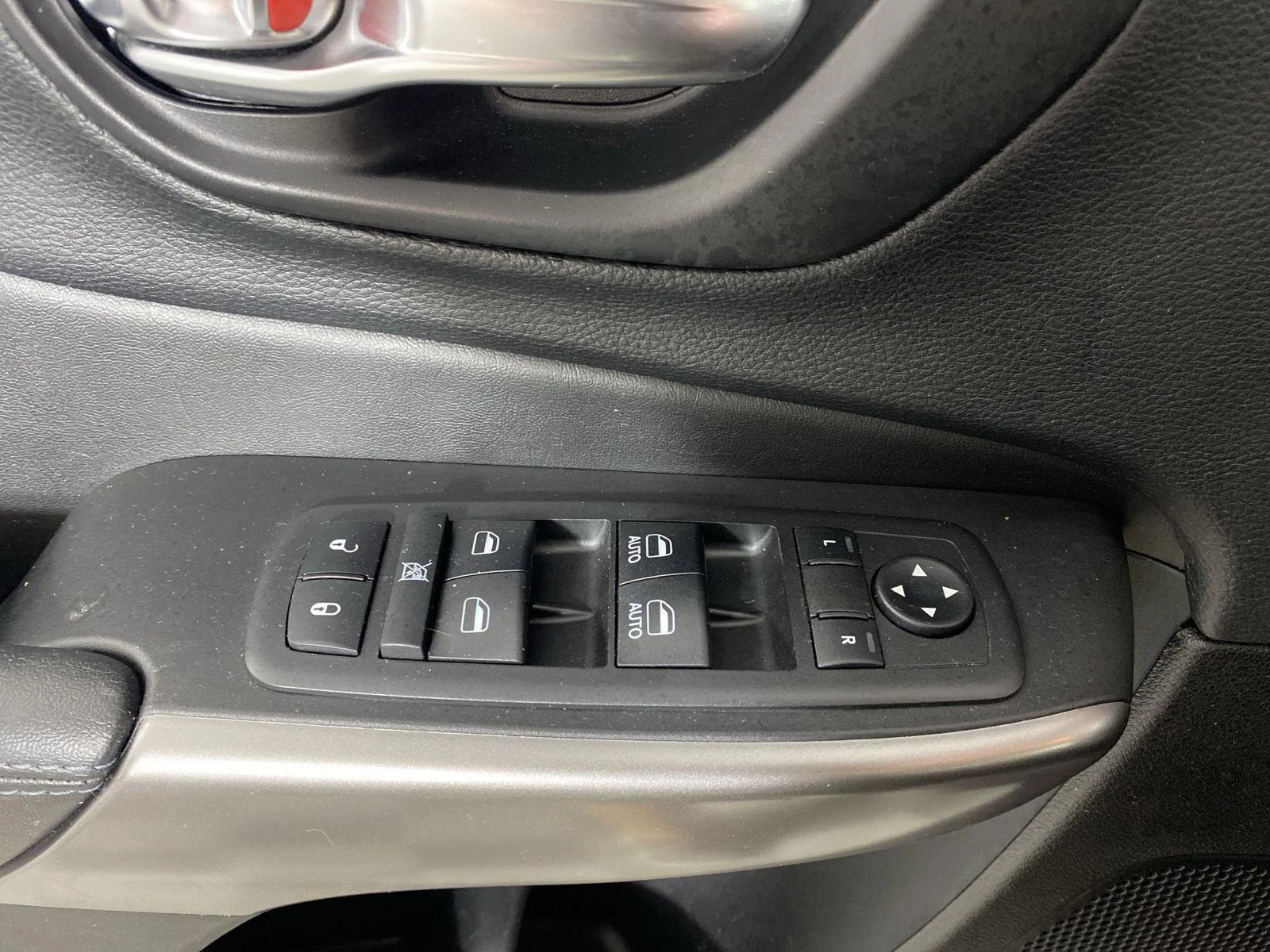 Used 2019 Velvet Red Pearlcoat Jeep Latitude Plus image 15