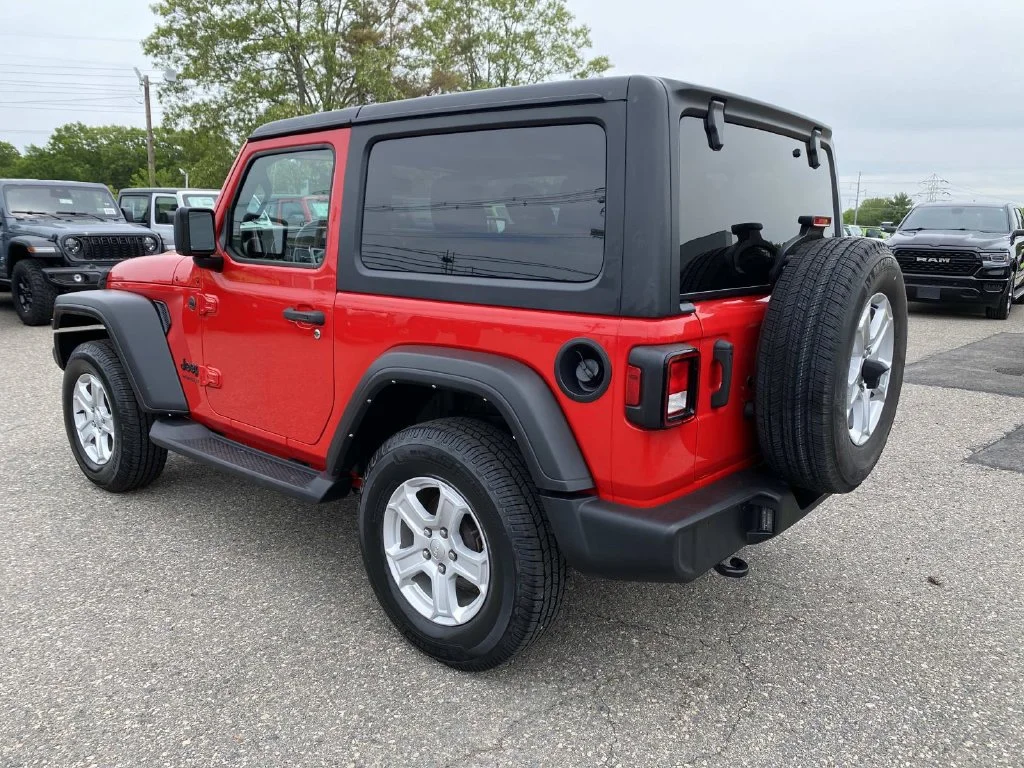 Used 2022 Red Jeep Sport S image 6