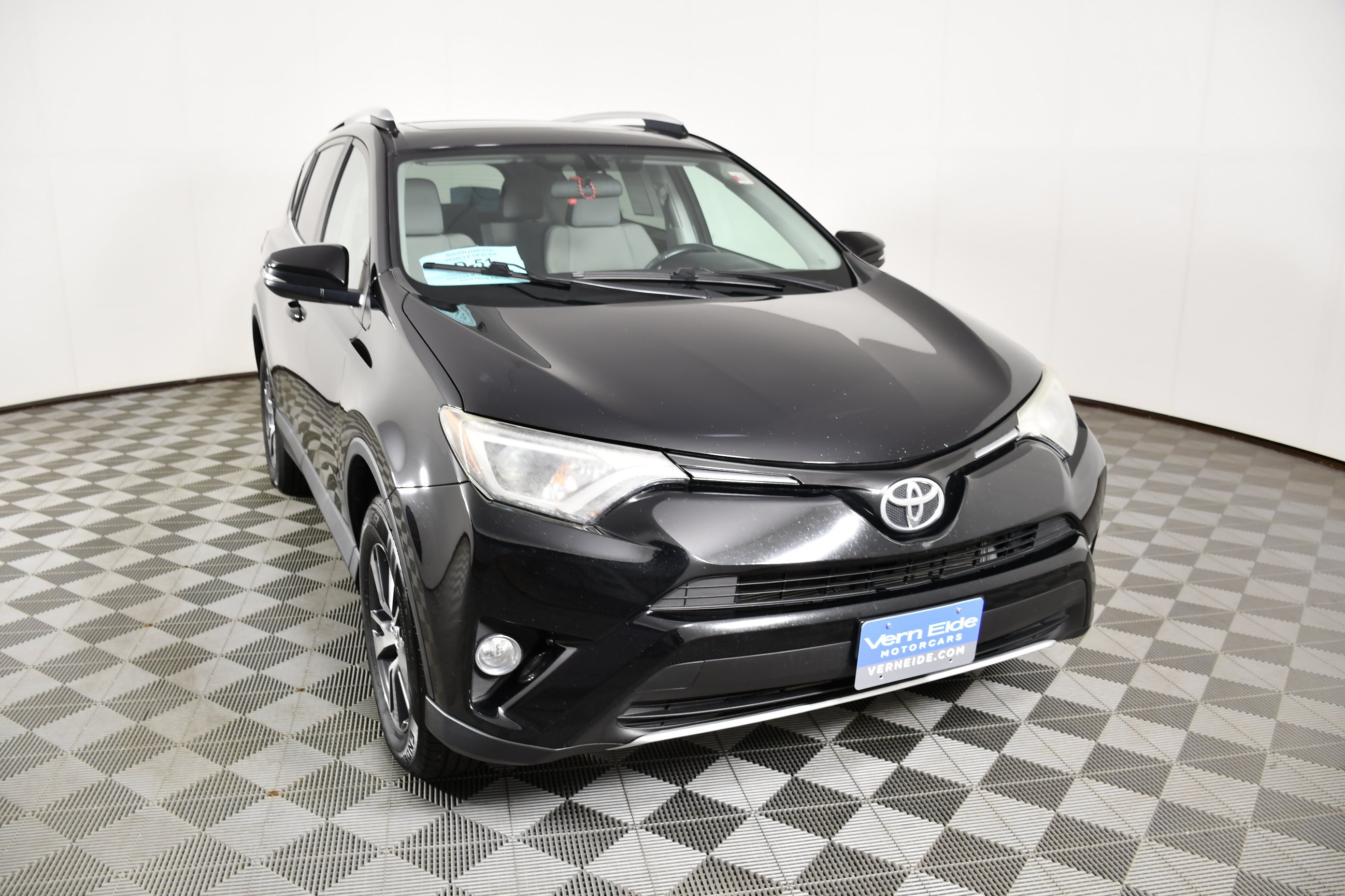 Used 2016 Black Toyota XLE image 3