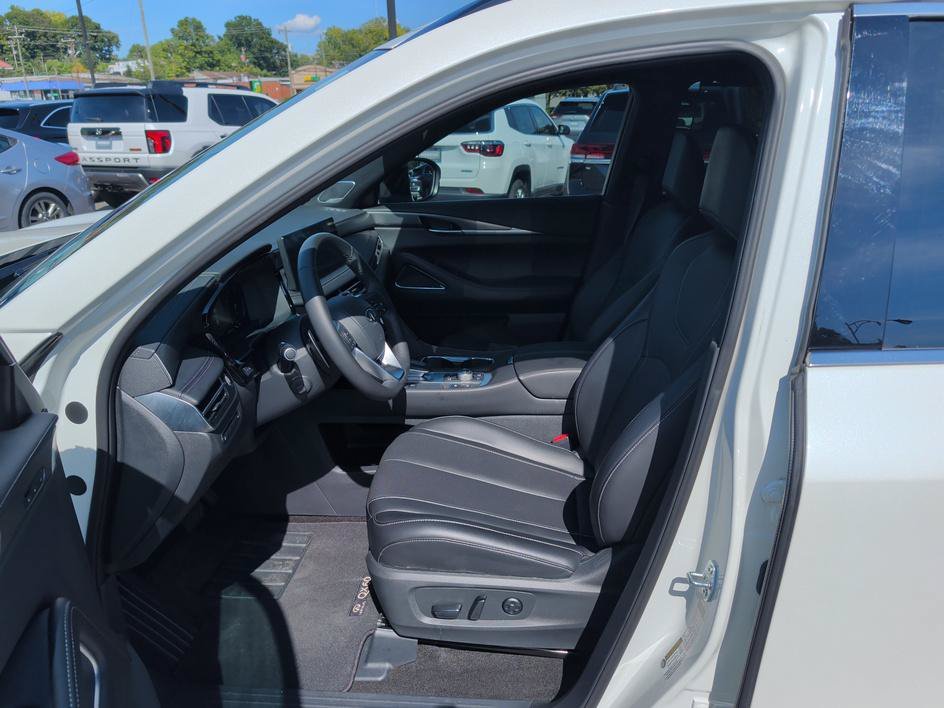 Certified Used 2025 Majestic White INFINITI LUXE image 8
