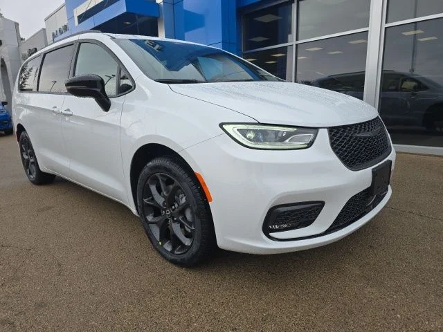 2026 Chrysler Pacifica Select AWD's photo