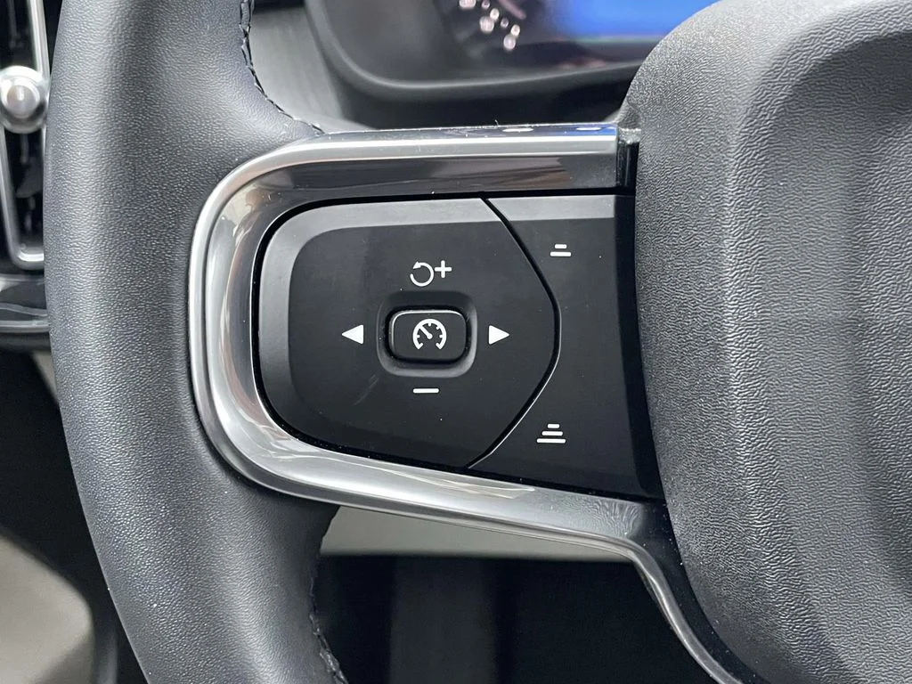 2025 Volvo XC40 Plus - Photo 10