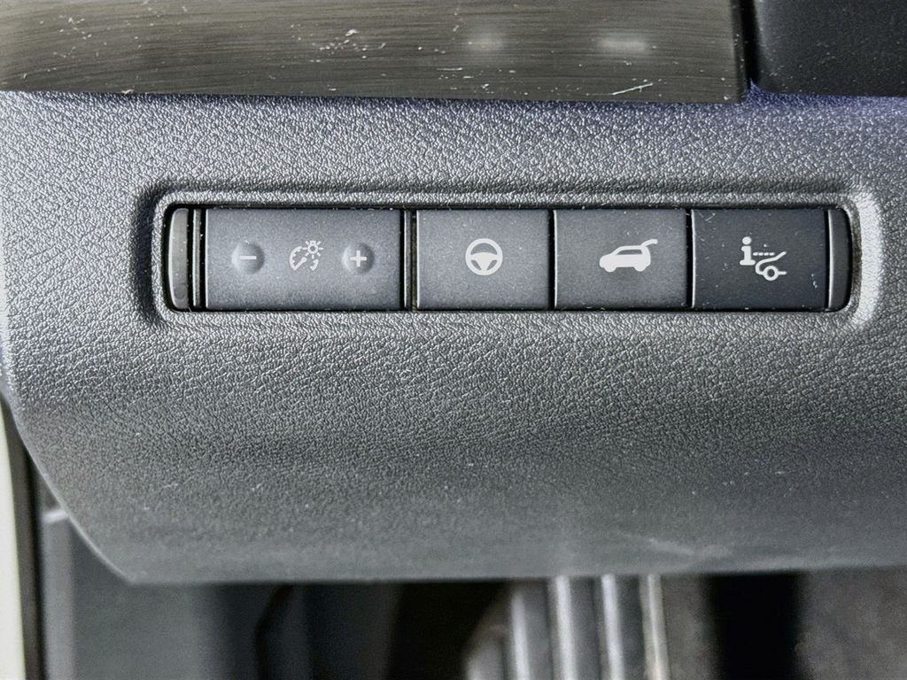 Used 2022 White Nissan Platinum image 10