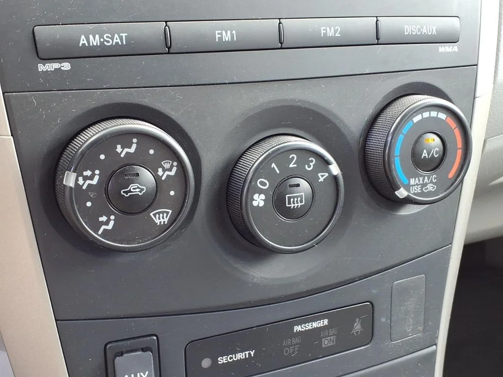 Used 2010 Silver Toyota LE image 14