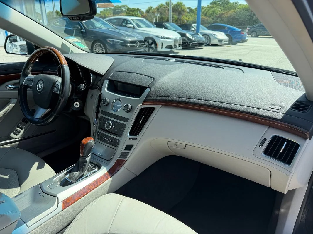 Used 2010  Cadillac Luxury image 8