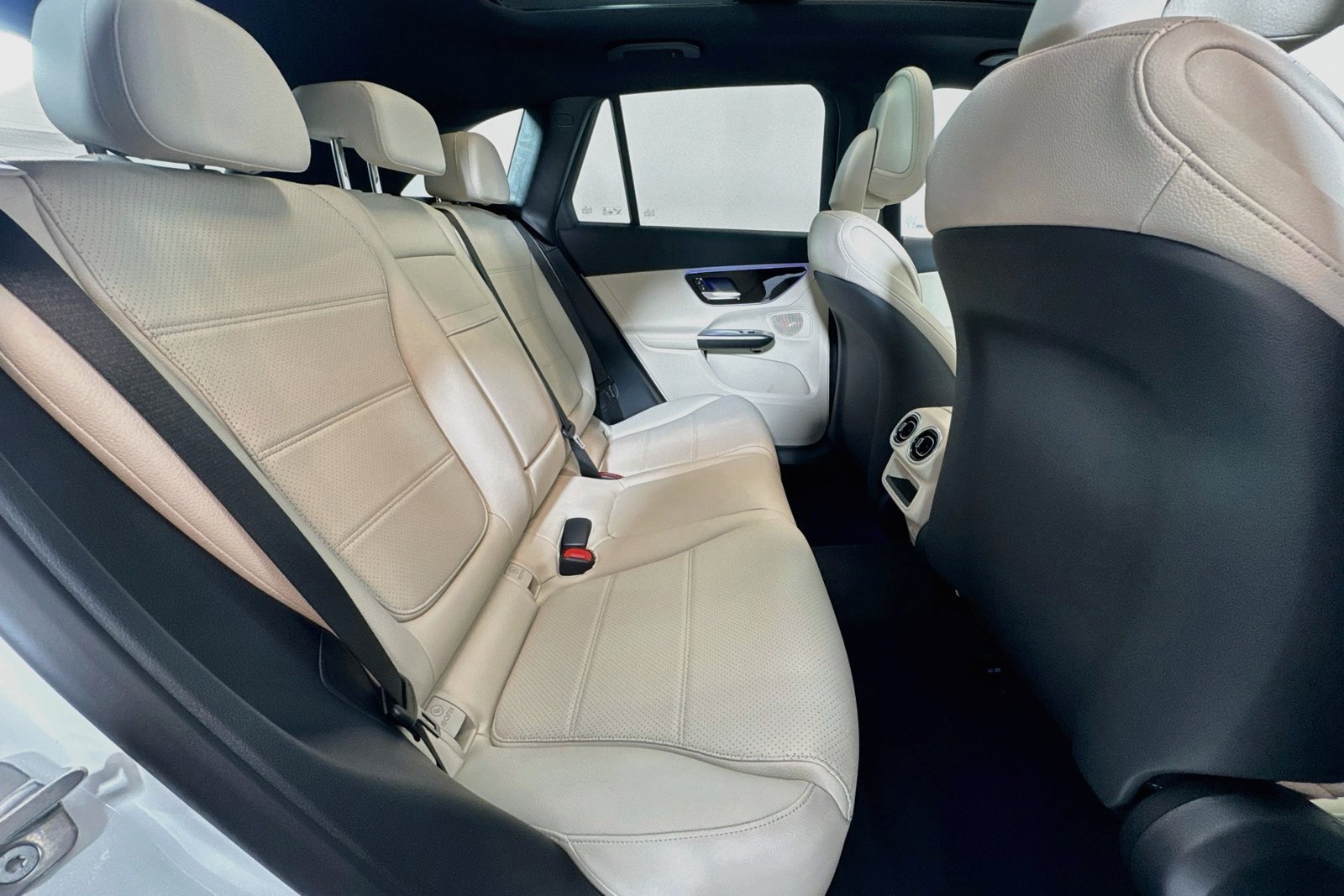 New 2027 Polar White Mercedes-Benz GLC 350e image 25