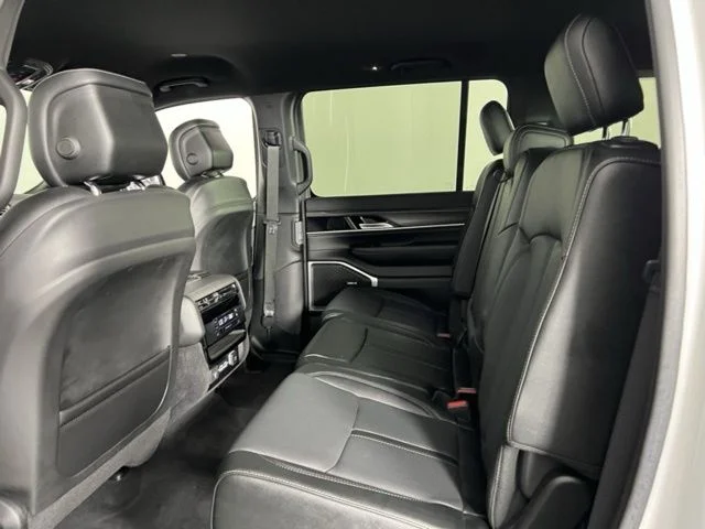 2023 Jeep Wagoneer L Series III - Photo 31