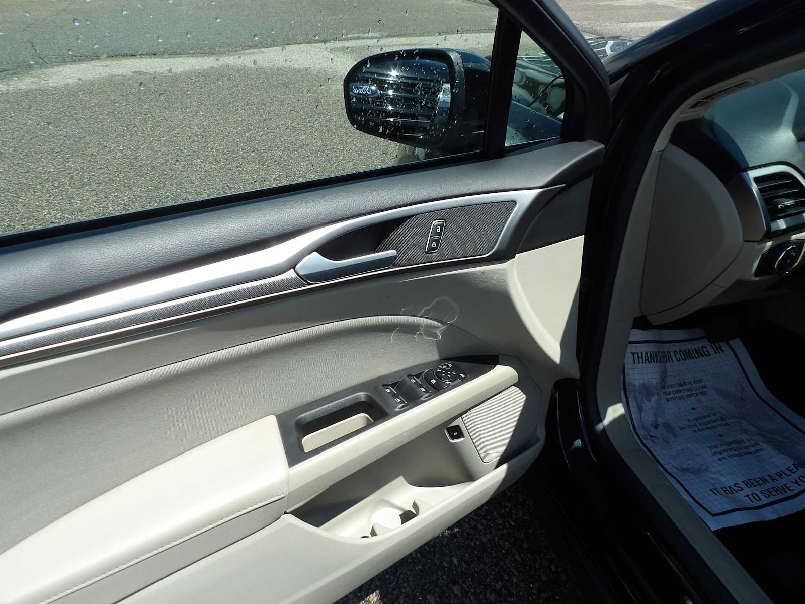Used 2020 Agate Black Metallic Ford SE image 10