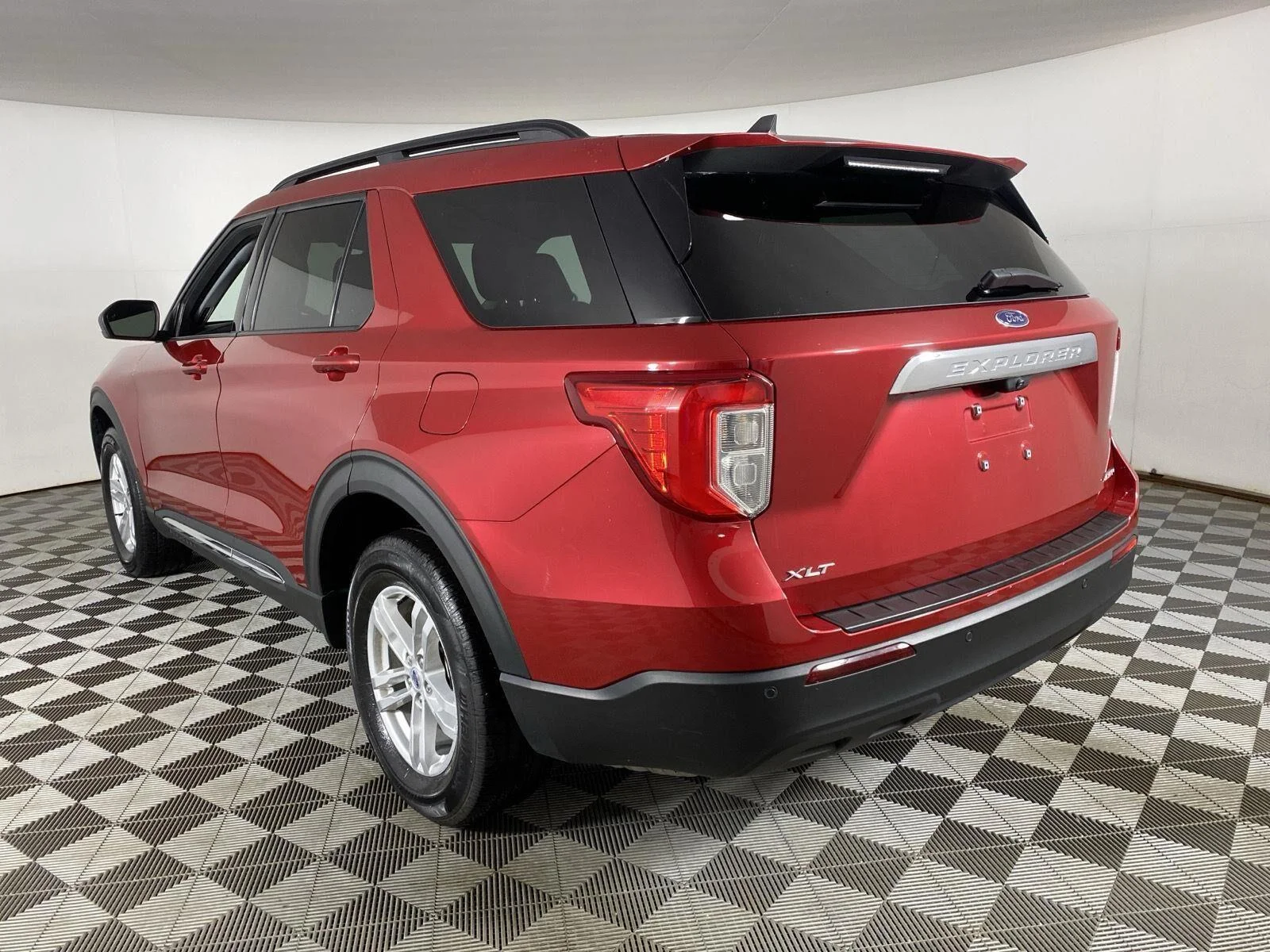 Used 2023 Rapid Red Metallic Tinted Clearcoat Ford XLT image 13