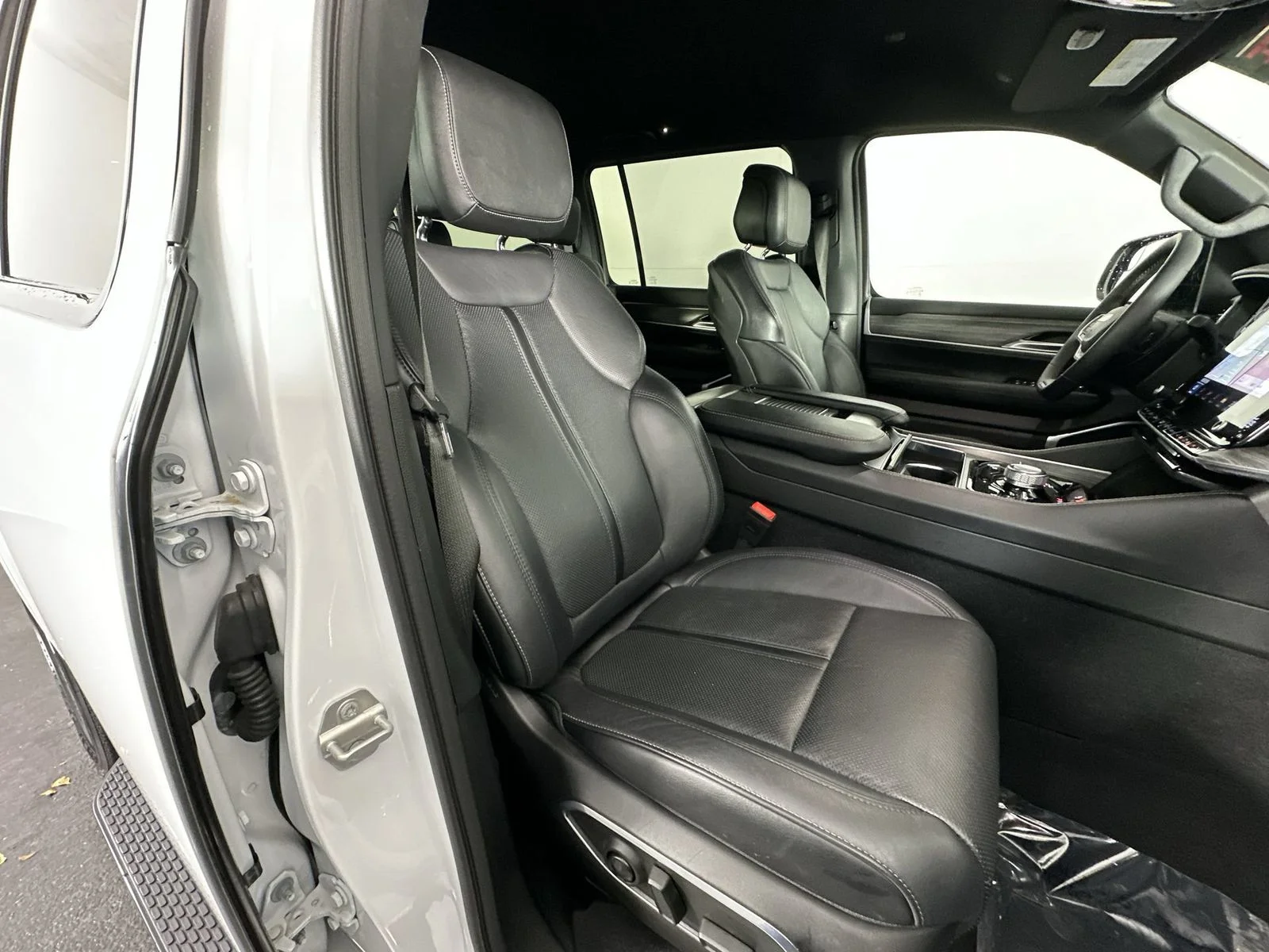 Used 2024 White Jeep Series III image 26