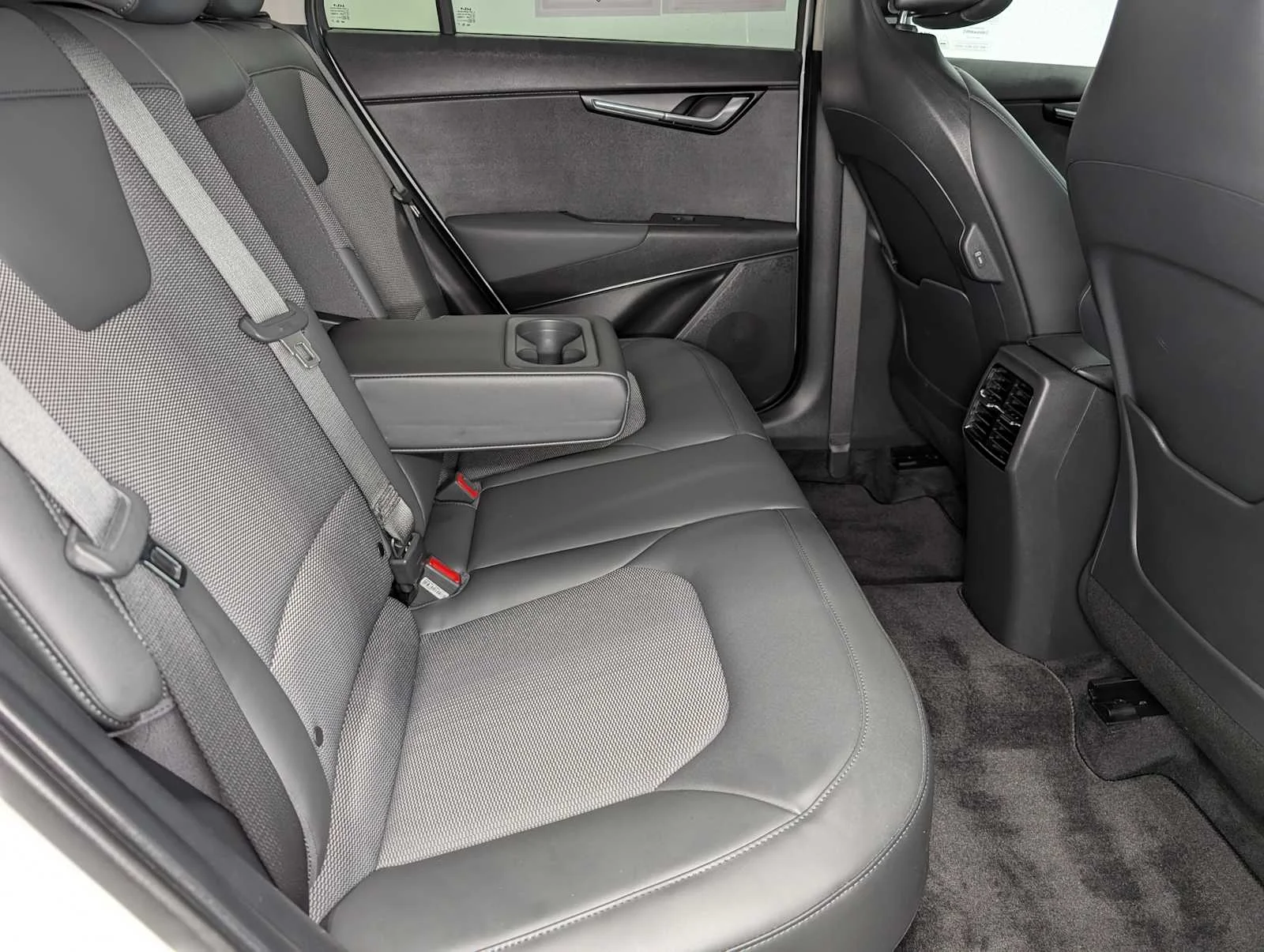 Used 2024 Snow White Pearl Kia EX image 39
