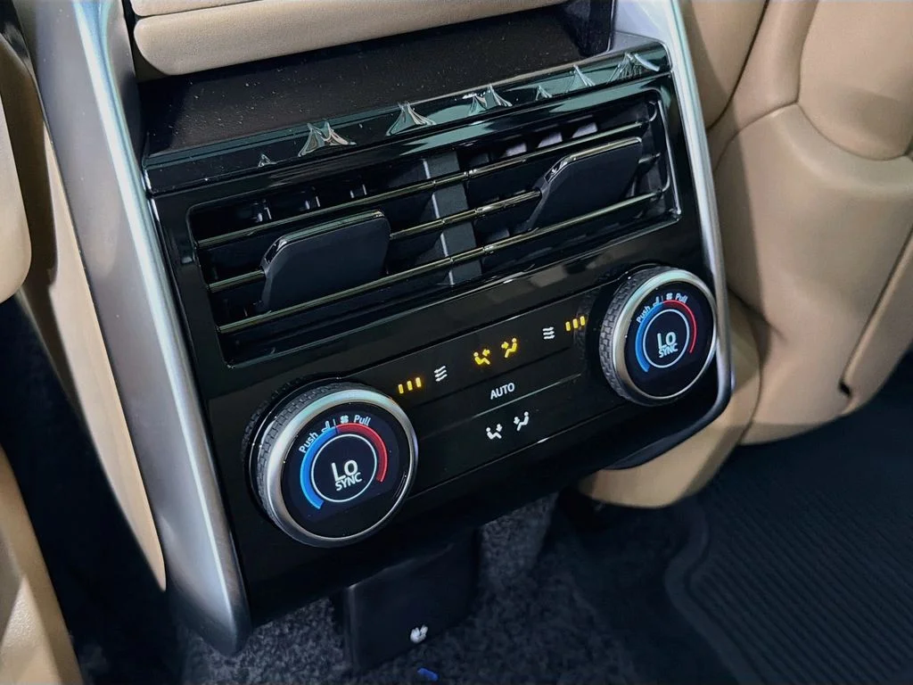 New 2026 Fuji White Land Rover SE image 27