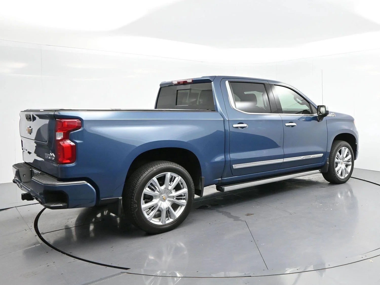Used 2024 Lakeshore Blue Metallic Chevrolet High Country image 7