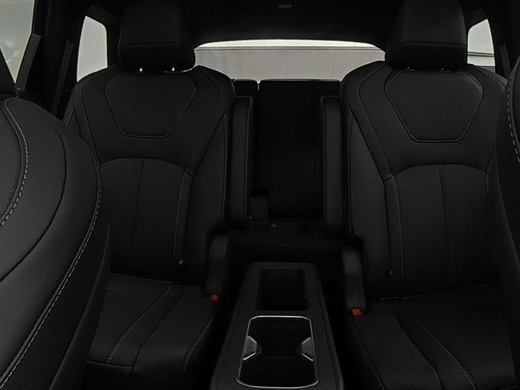 New 2027 2T RAD WHT INFINITI Sport AWD image 23