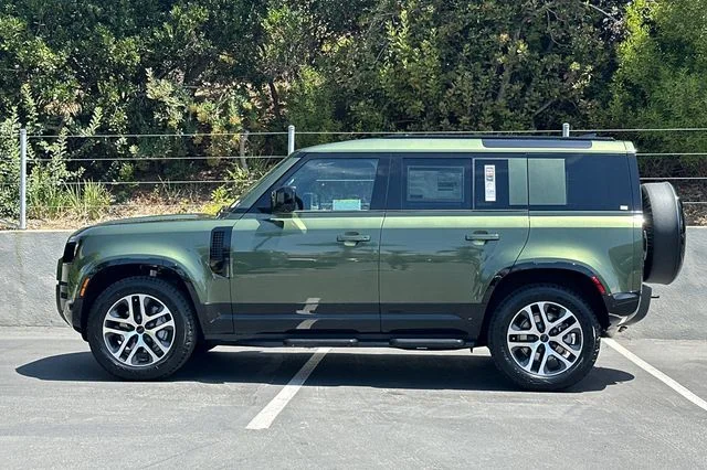 New 2026 Woolstone Green Land Rover X-Dynamic SE image 2