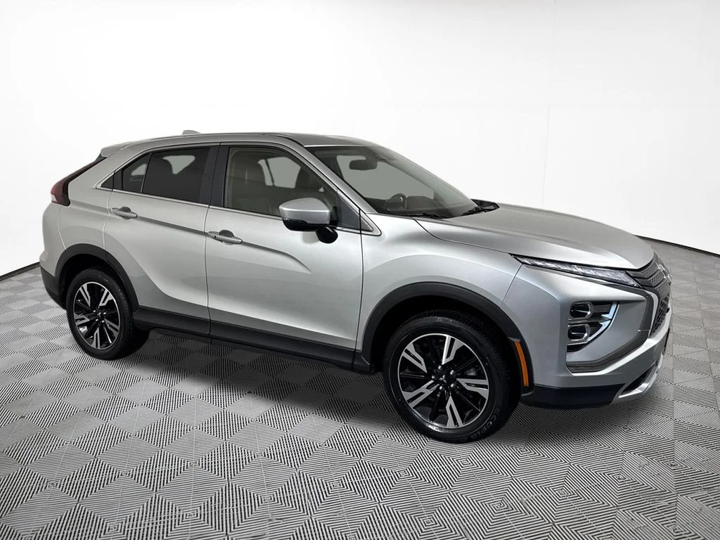 Used 2024 Silver Mitsubishi SE image 5
