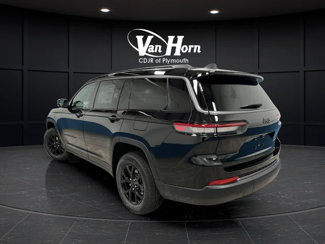 New 2026 Diamond Black Crystal Pearl-Coat Exterior Paint Jeep Laredo image 5