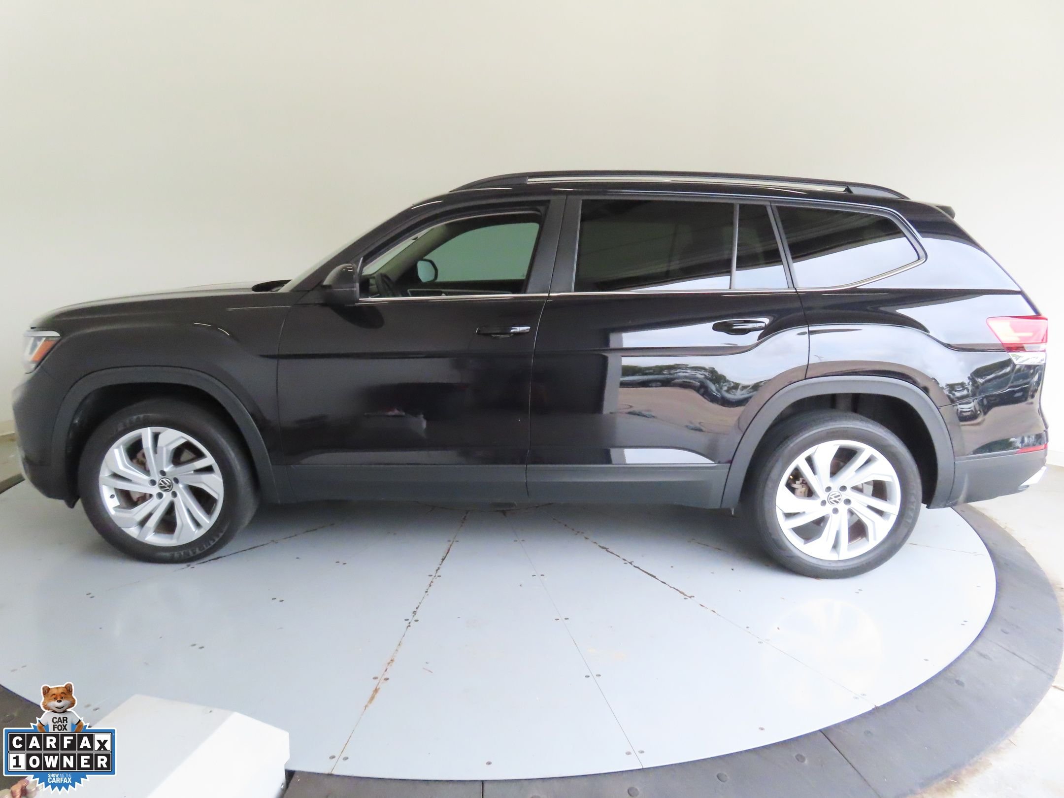 Used 2022 Black Volkswagen 2.0T SE w/Technology image 7