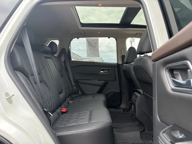 Used 2021 White Nissan Platinum image 8