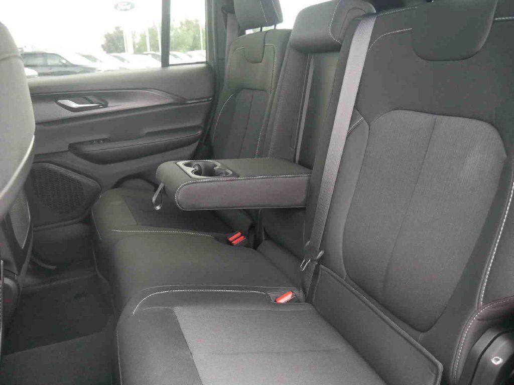 New 2026 Diamond Black Crystal Pearl-Coat Exterior Paint Jeep Laredo X image 16