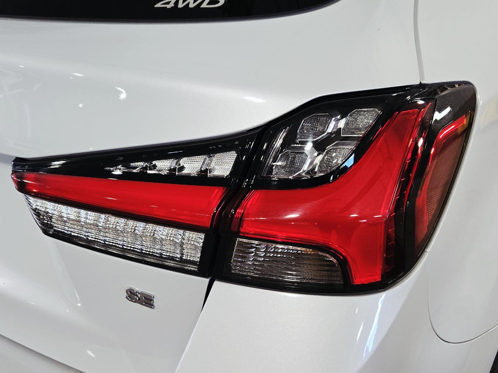 Used 2024 White Diamond Mitsubishi ES image 15