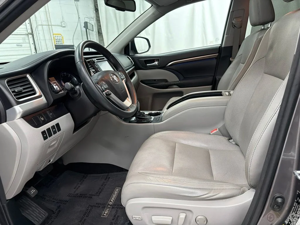 Used 2015 Gray Toyota Limited image 13