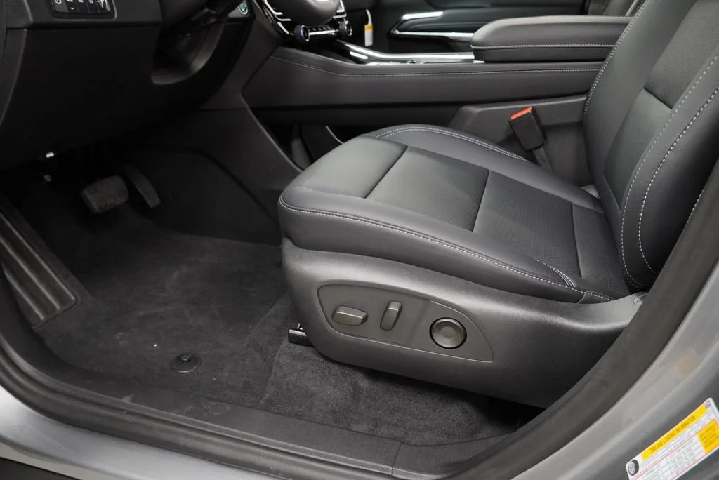 New 2027 Sterling Gray Metallic Chevrolet LT image 24
