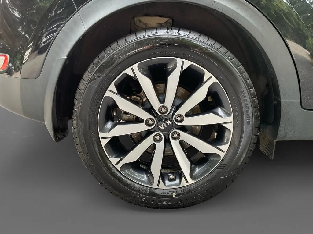 Used 2018 Red Kia EX image 10