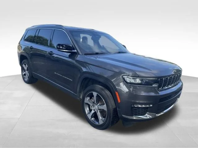 Used 2023  Jeep Limited image 5