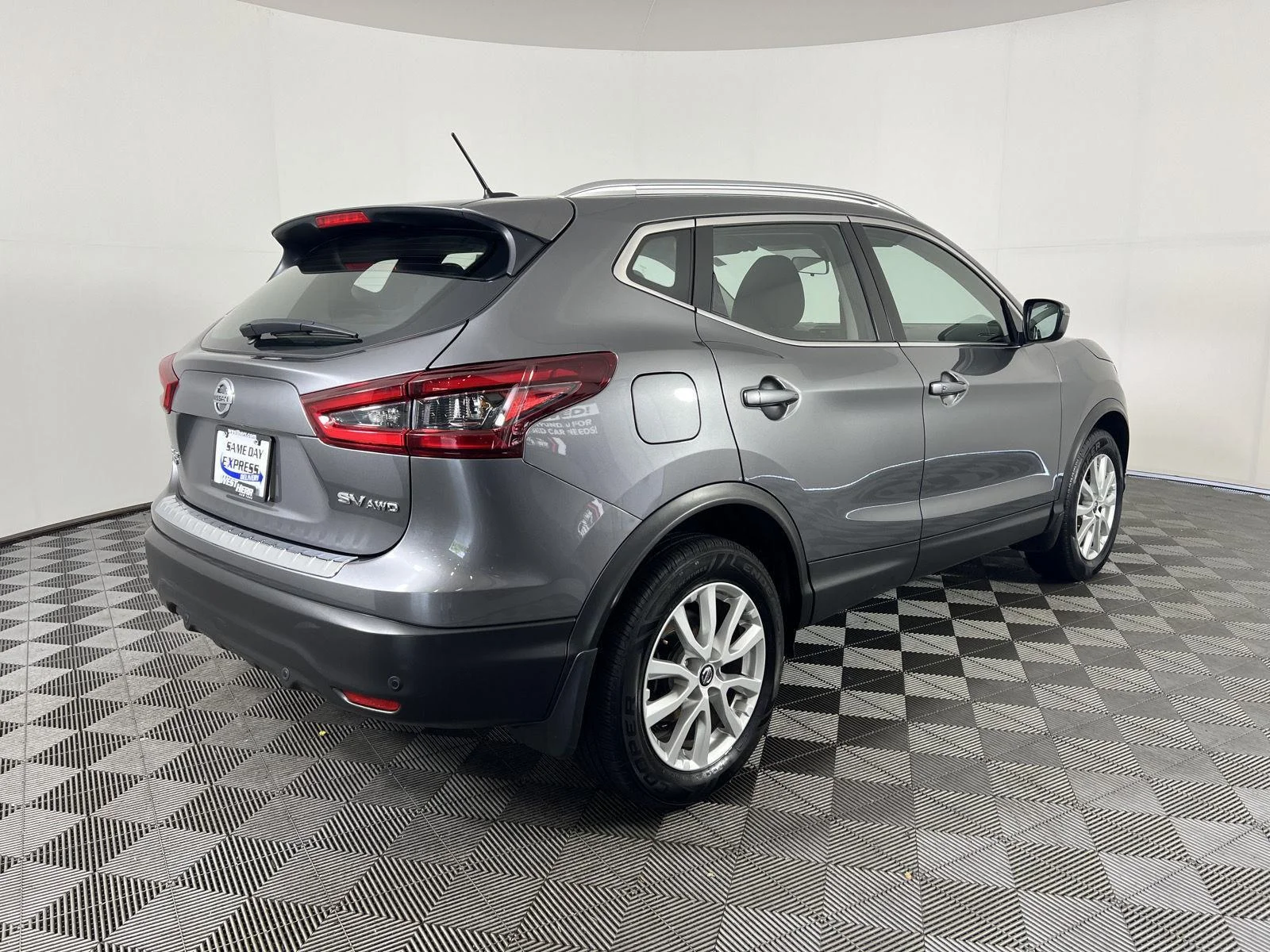 Used 2022 Gun Metallic Nissan SV image 3