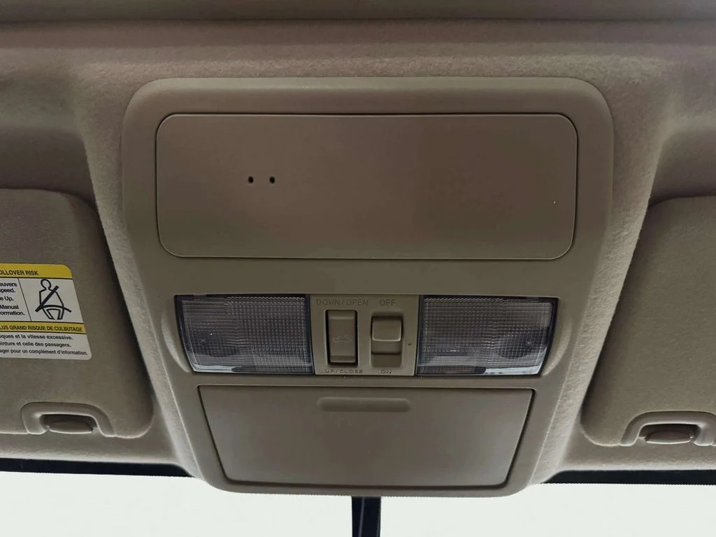 Used 2015 Glacier White Nissan SL image 22