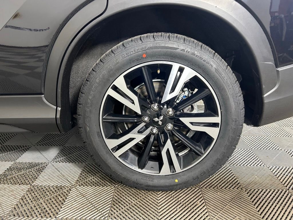 Used 2024 Silver Mitsubishi SE image 22