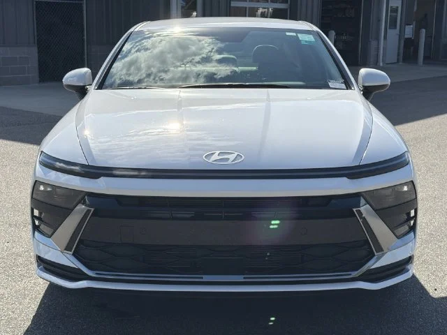 Used 2025 White Hyundai SEL image 16