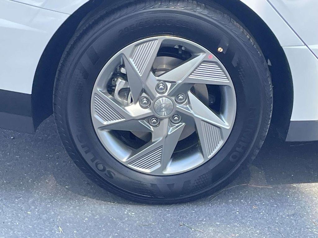 New 2026 White Hyundai SE image 7