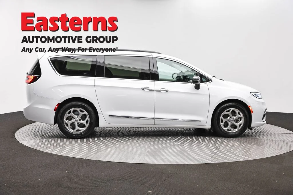 Used 2023 White Chrysler Limited image 4