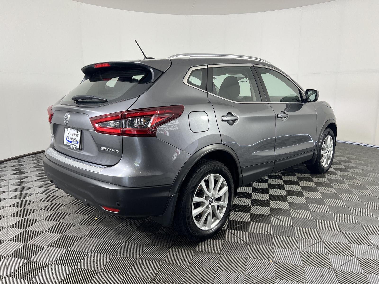 Used 2022 Gun Metallic Nissan SV image 3