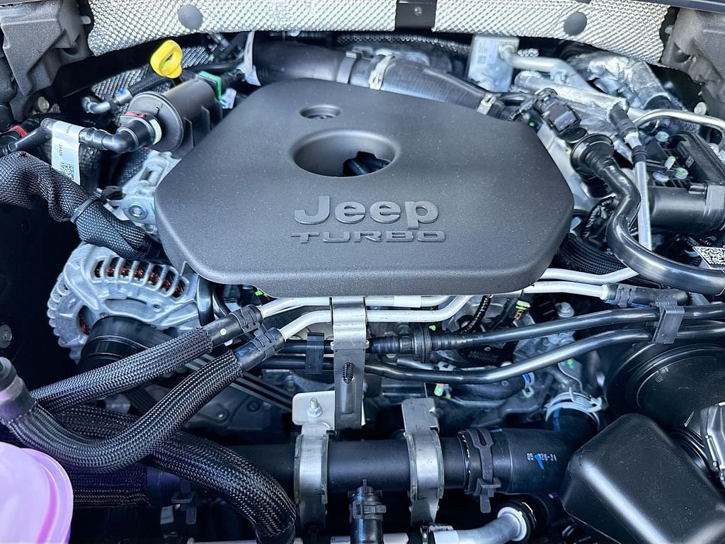 New 2026 Diamond Black Crystal Pearl-Coat Exterior Paint Jeep Laredo Altitude image 34