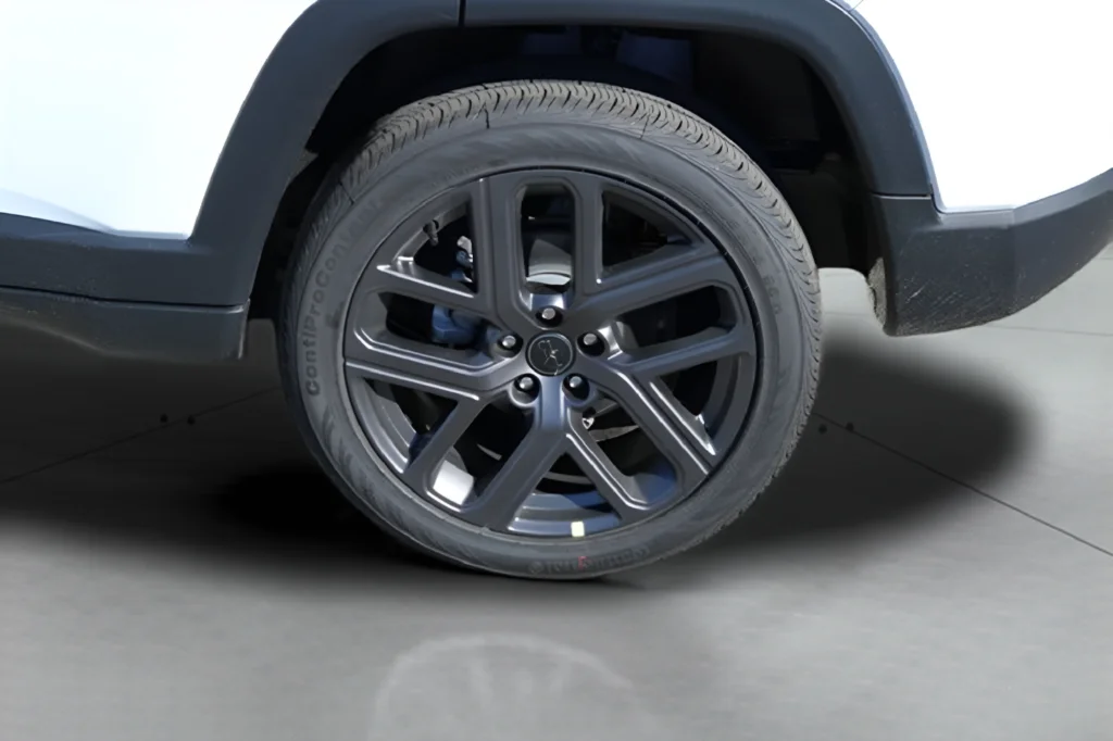 New 2026 White Jeep Latitude image 10