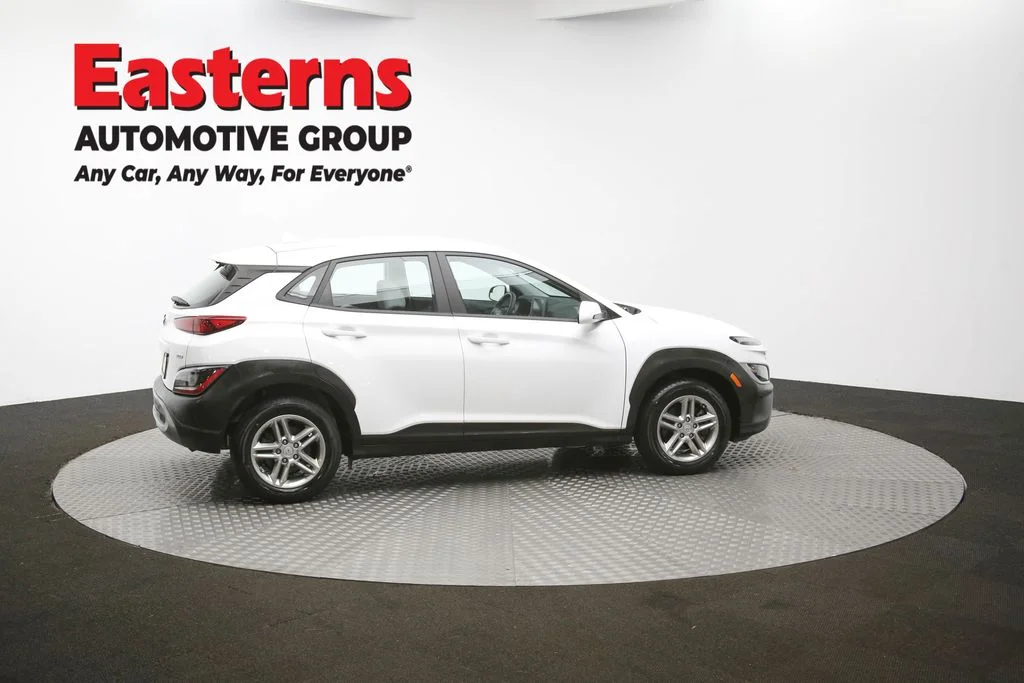 Used 2022 White Hyundai SE image 40
