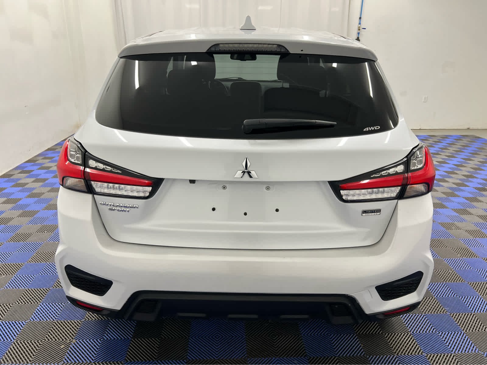 Used 2023 White Diamond Mitsubishi LE image 6