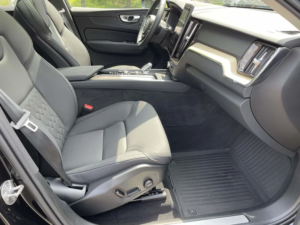 New 2026 Onyx Black Metallic Volvo B5 Plus image 21
