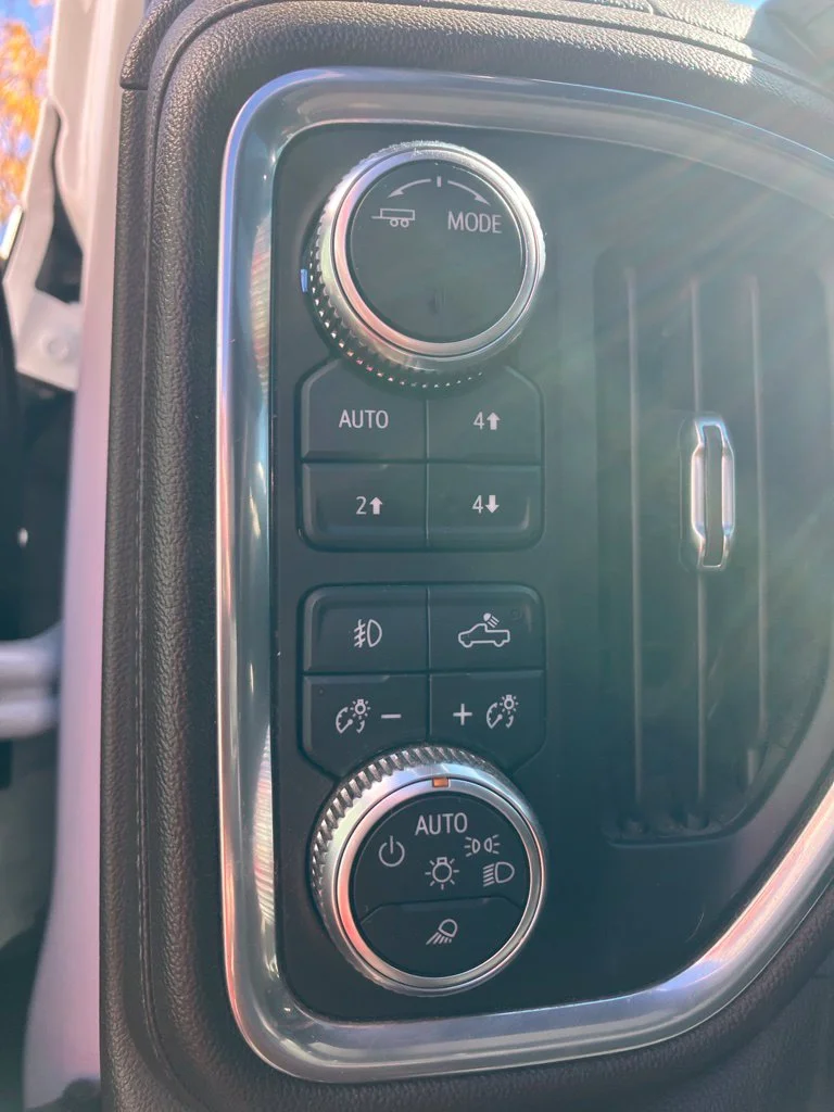 Used 2022 White GMC Denali image 8