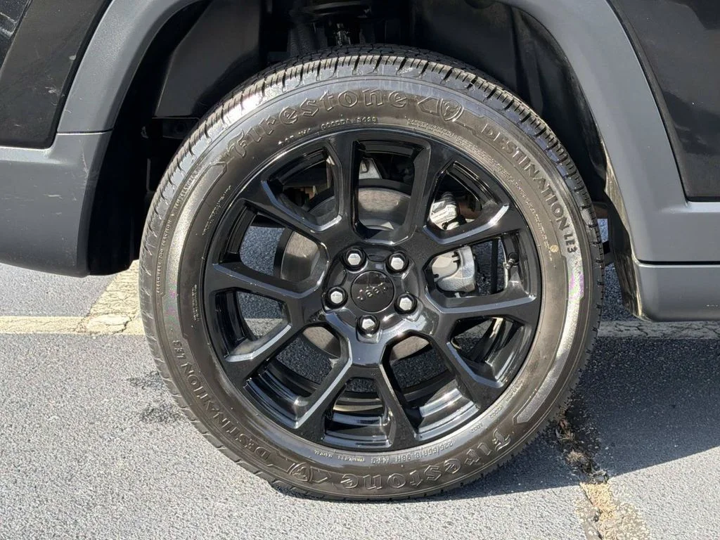 Used 2022 Black Jeep Latitude image 9