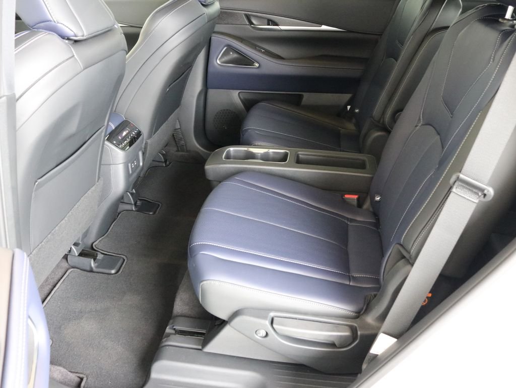 New 2026 2T RAD WHT INFINITI Sport AWD image 30